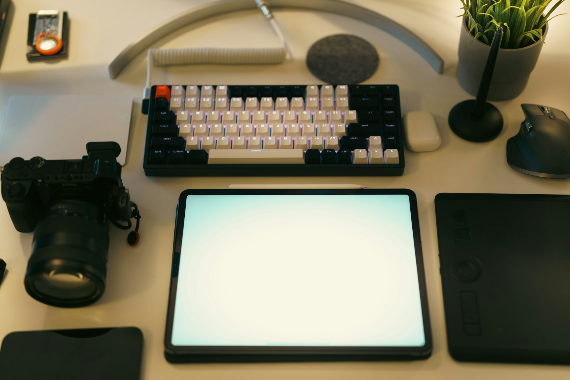 Câmera e equipamentos em uma mesa de trabalho
